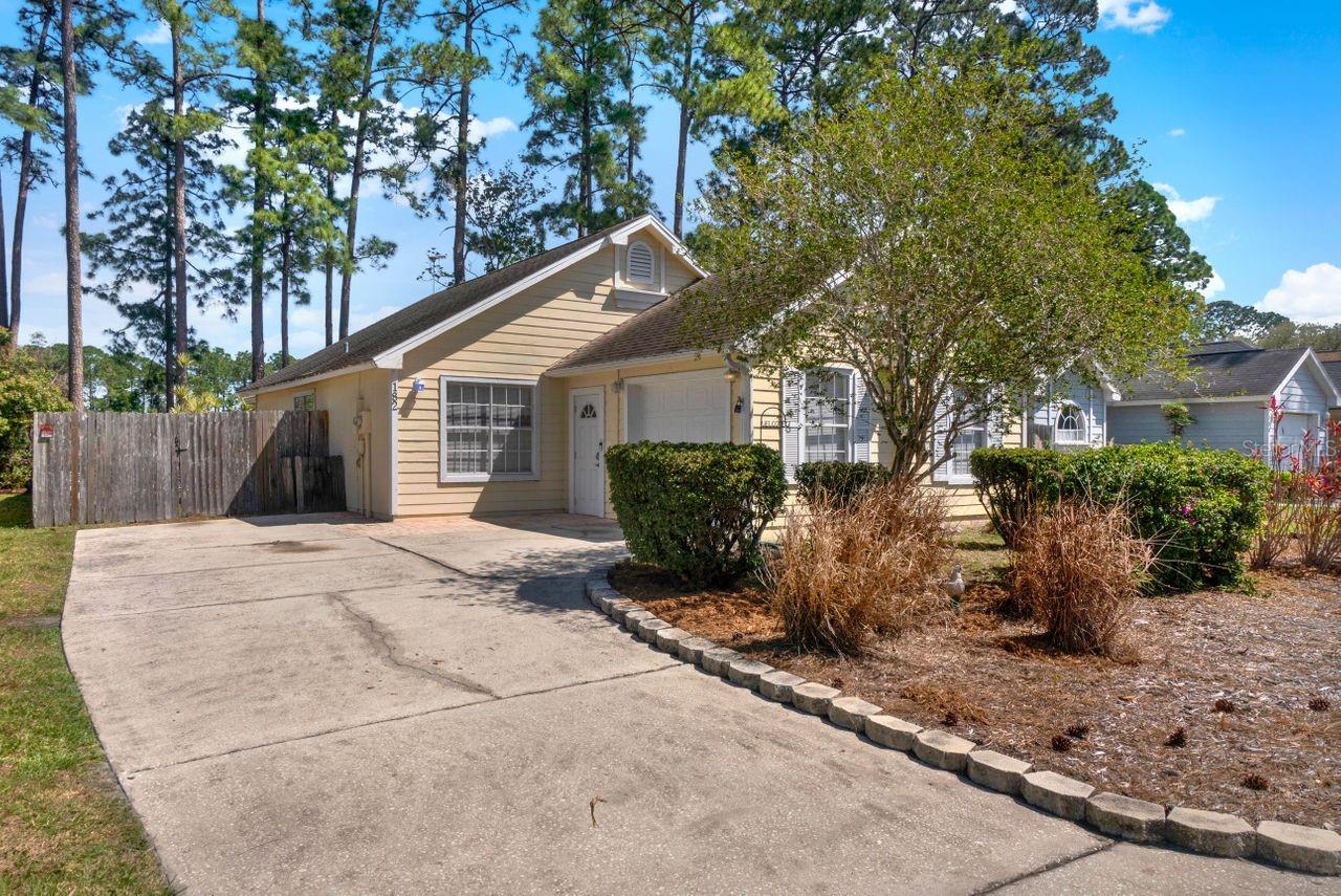 182 Edgewater Cir Property Photo 2