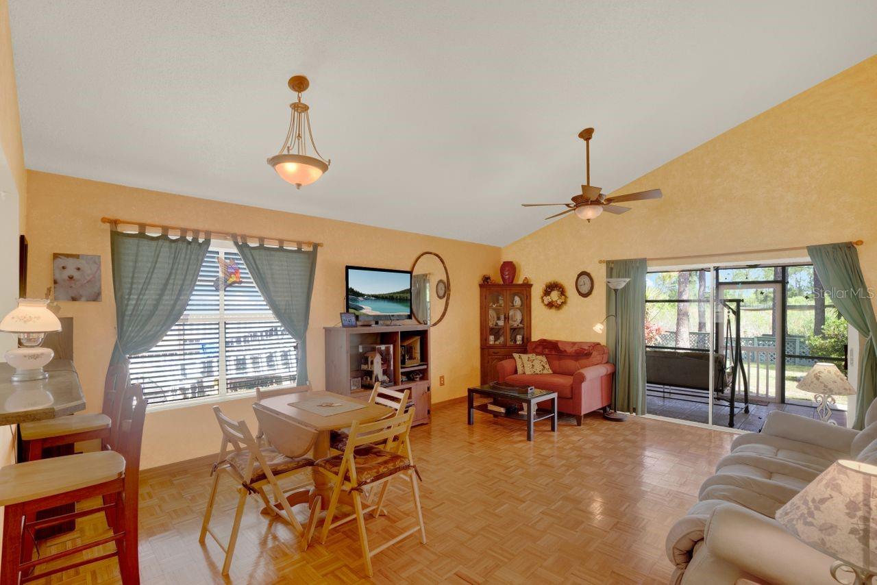 182 Edgewater Cir Property Photo 4