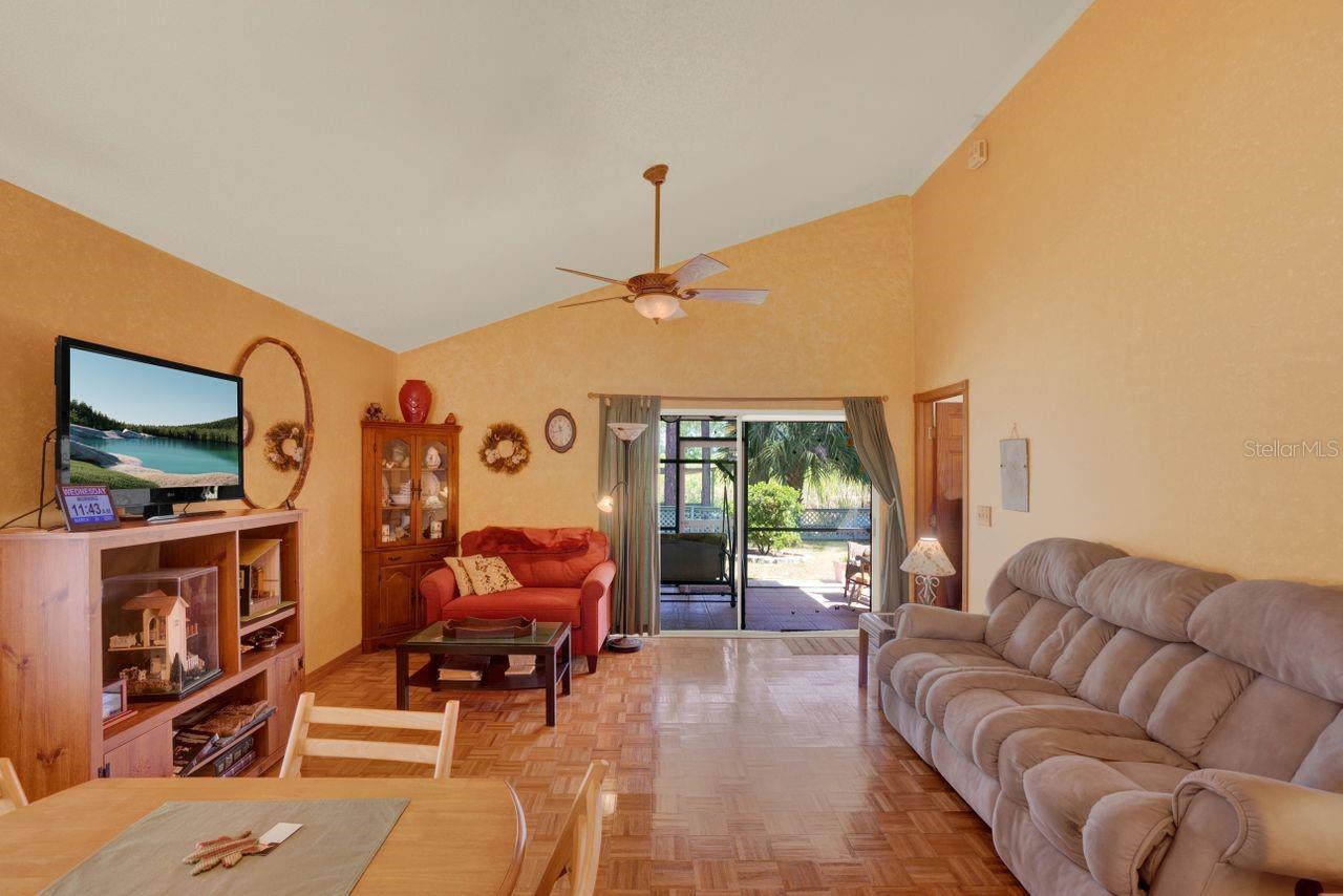 182 Edgewater Cir Property Photo 5