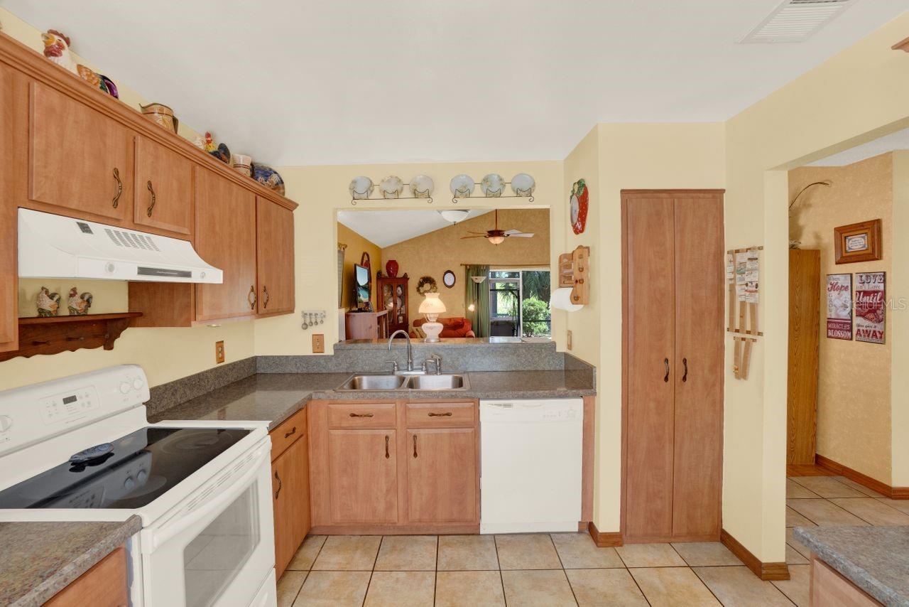 182 Edgewater Cir Property Photo 7