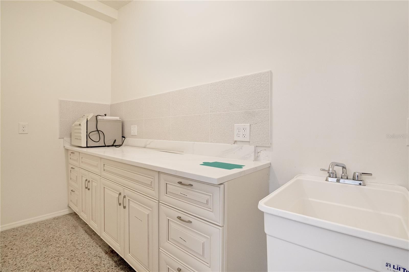 4749 Hargrave St Property Photo 8