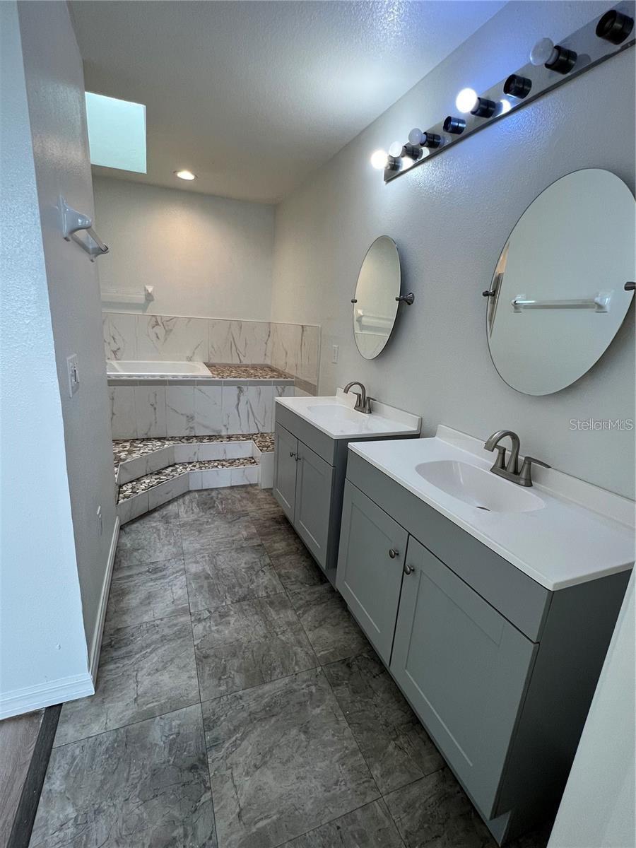711 Caribbean Dr #main Unit Property Photo 9