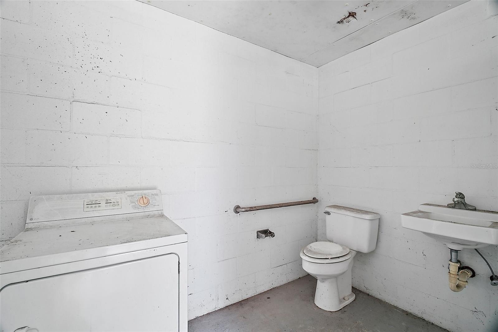 6710 S Pine Ave St Property Photo 34