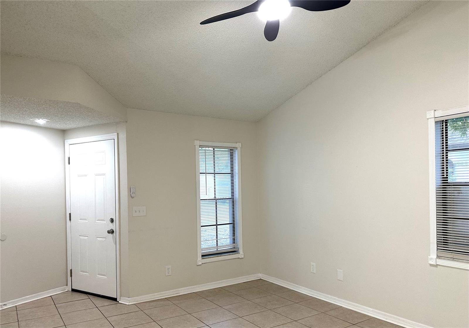 4582 Heritage Oak Dr Property Photo 6