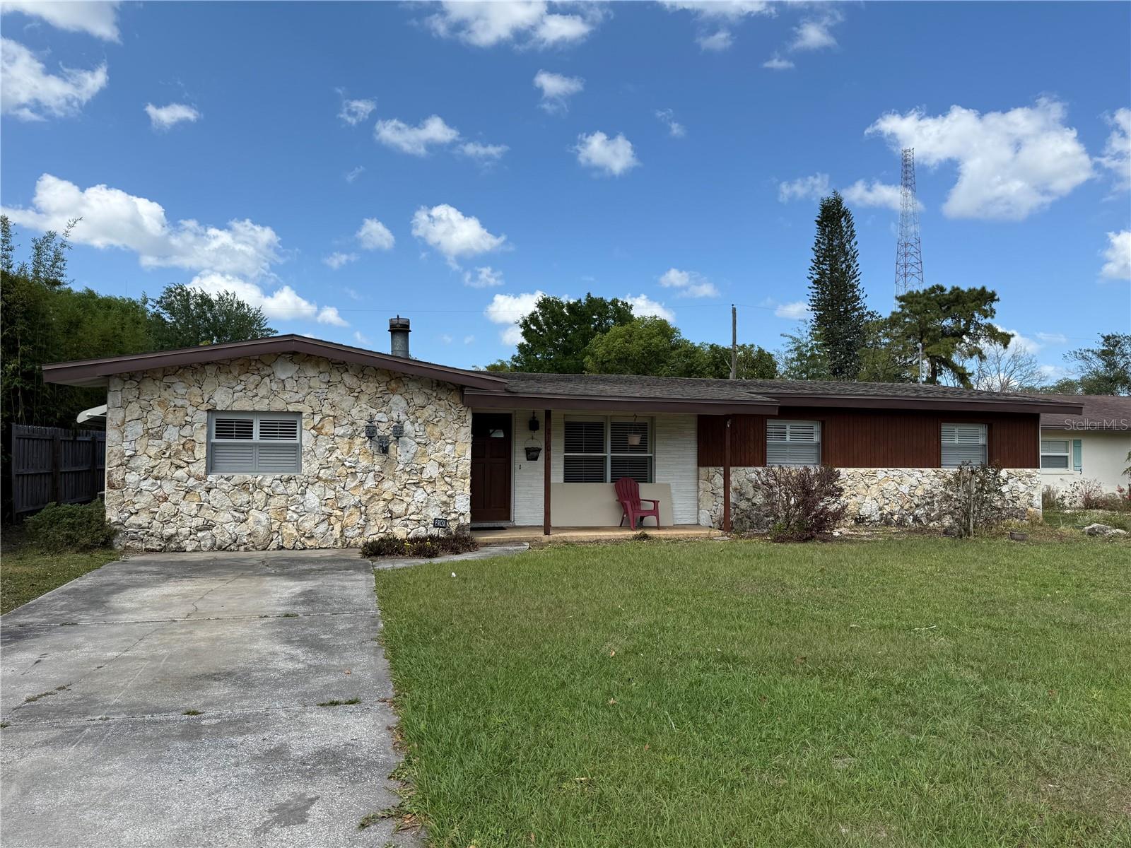 2101 Oakhurst Ave Property Photo