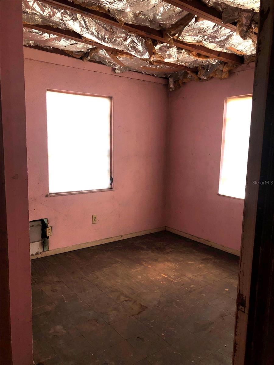 407 W 25th St Property Photo 13