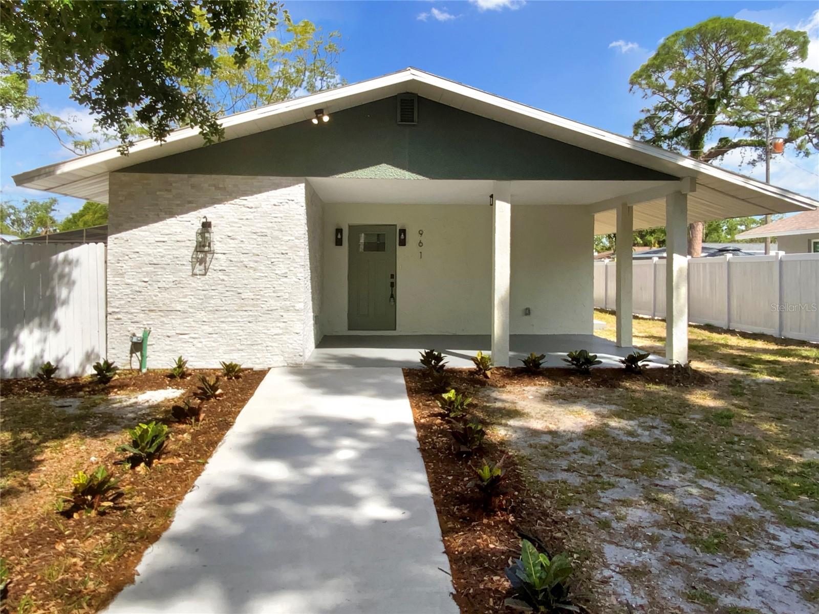 961 Charlotte Ave Property Photo 1