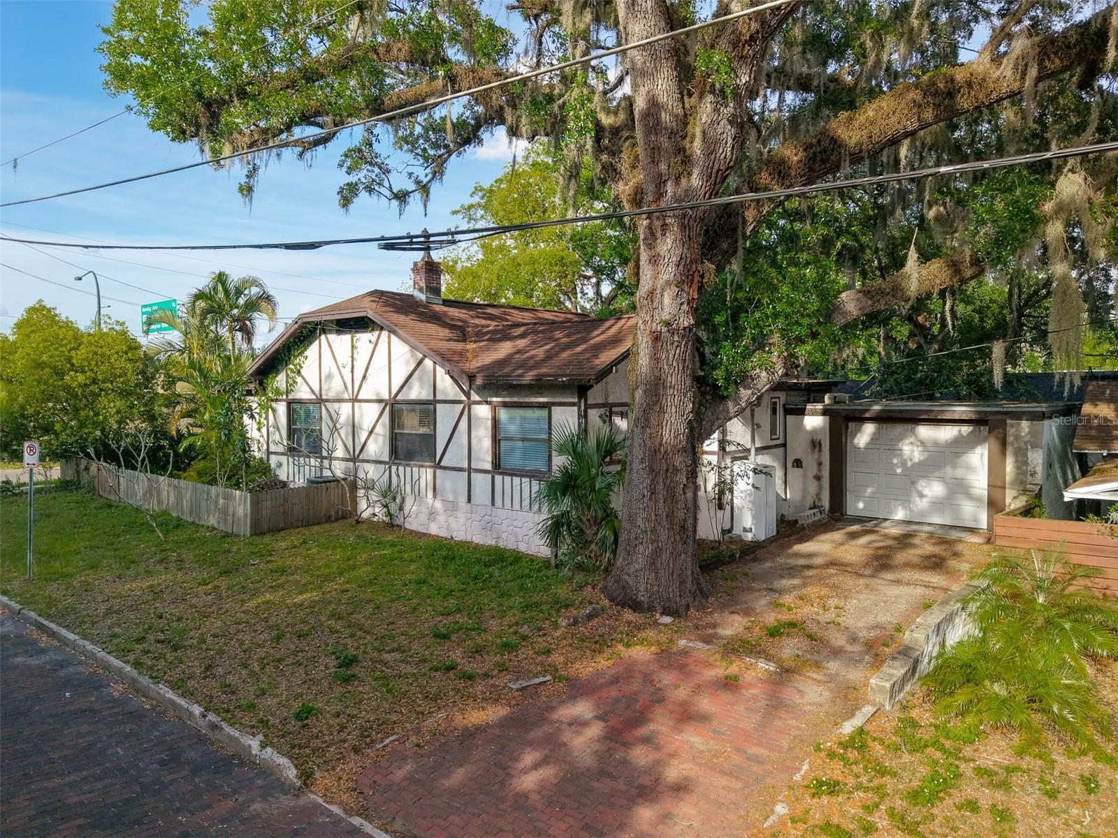 1000 E Anderson St Property Photo