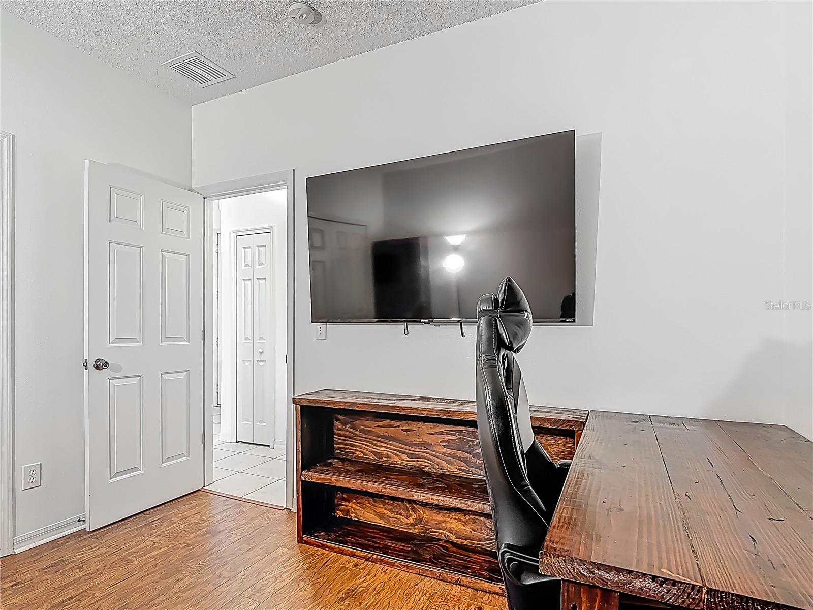 226 Sigmund Loop Property Photo 28
