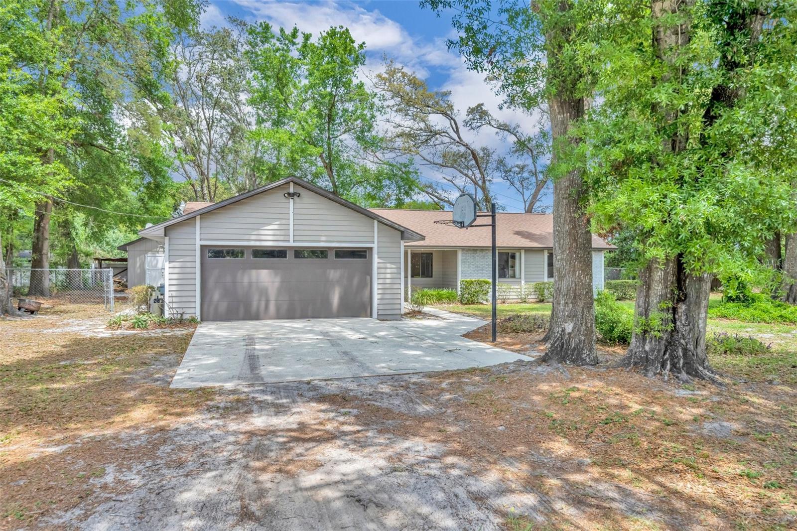 217 E Hillcrest St Property Photo
