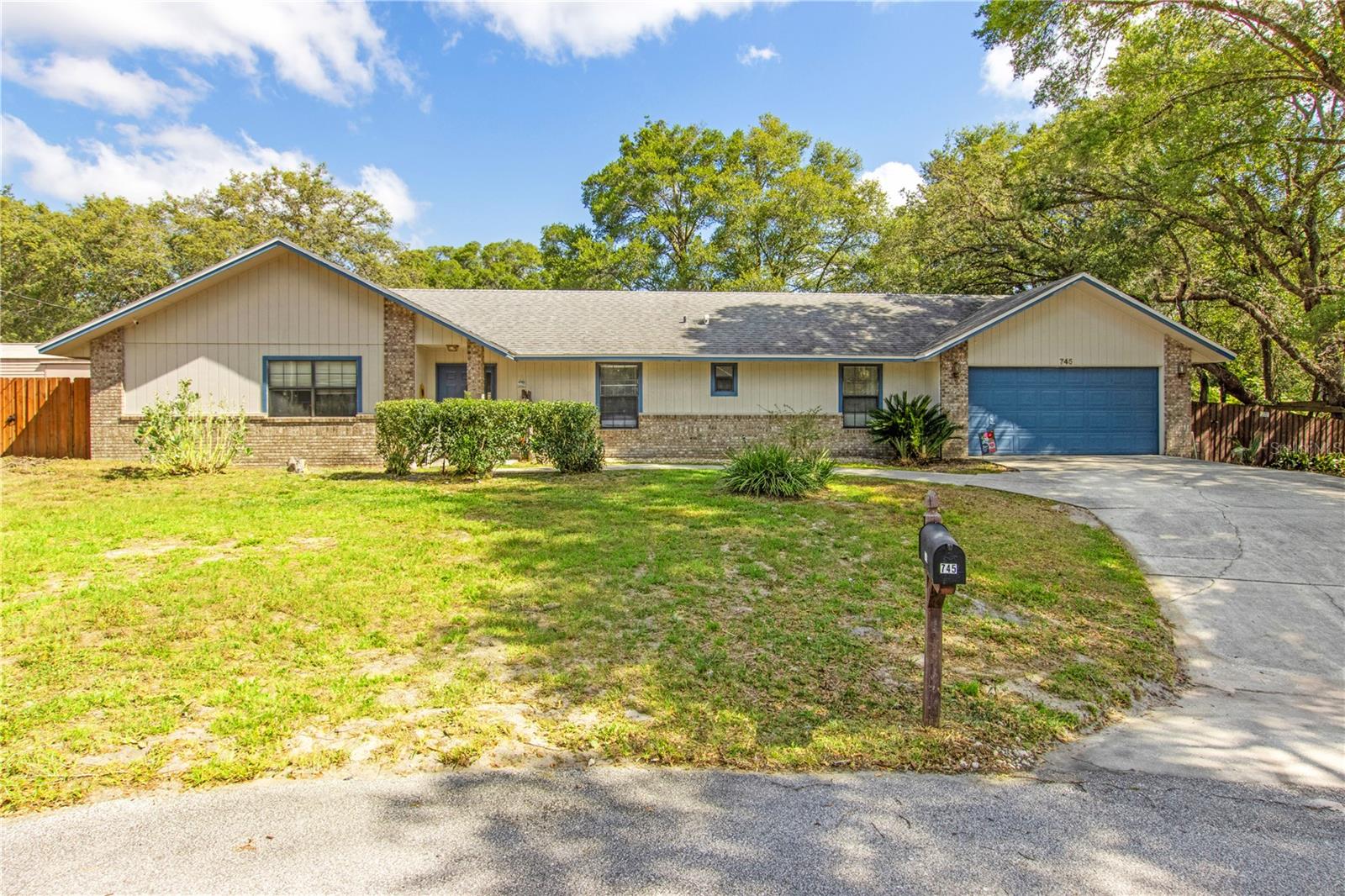 745 Oak Ln Property Photo