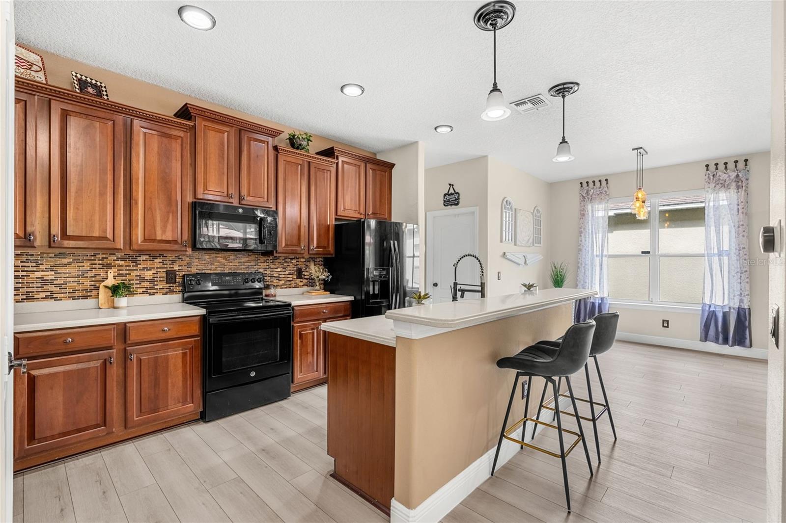 555 Carey Way Property Photo 5