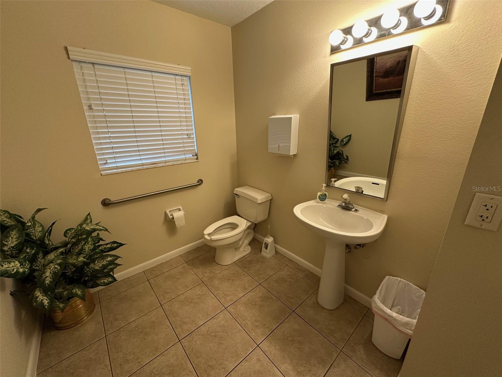 502 E Airport Blvd Property Photo 8