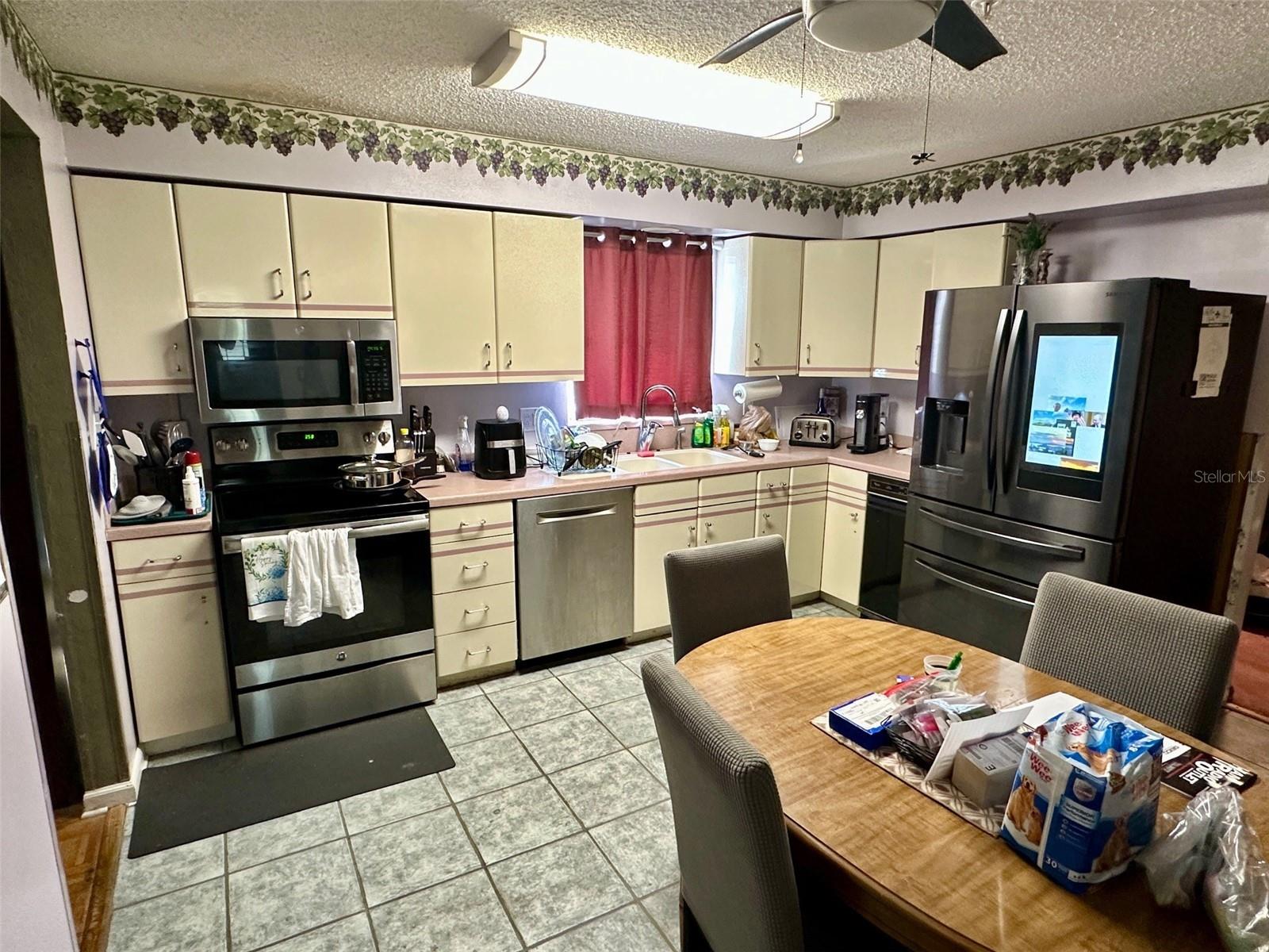 300 Broadview Ave Property Photo 14