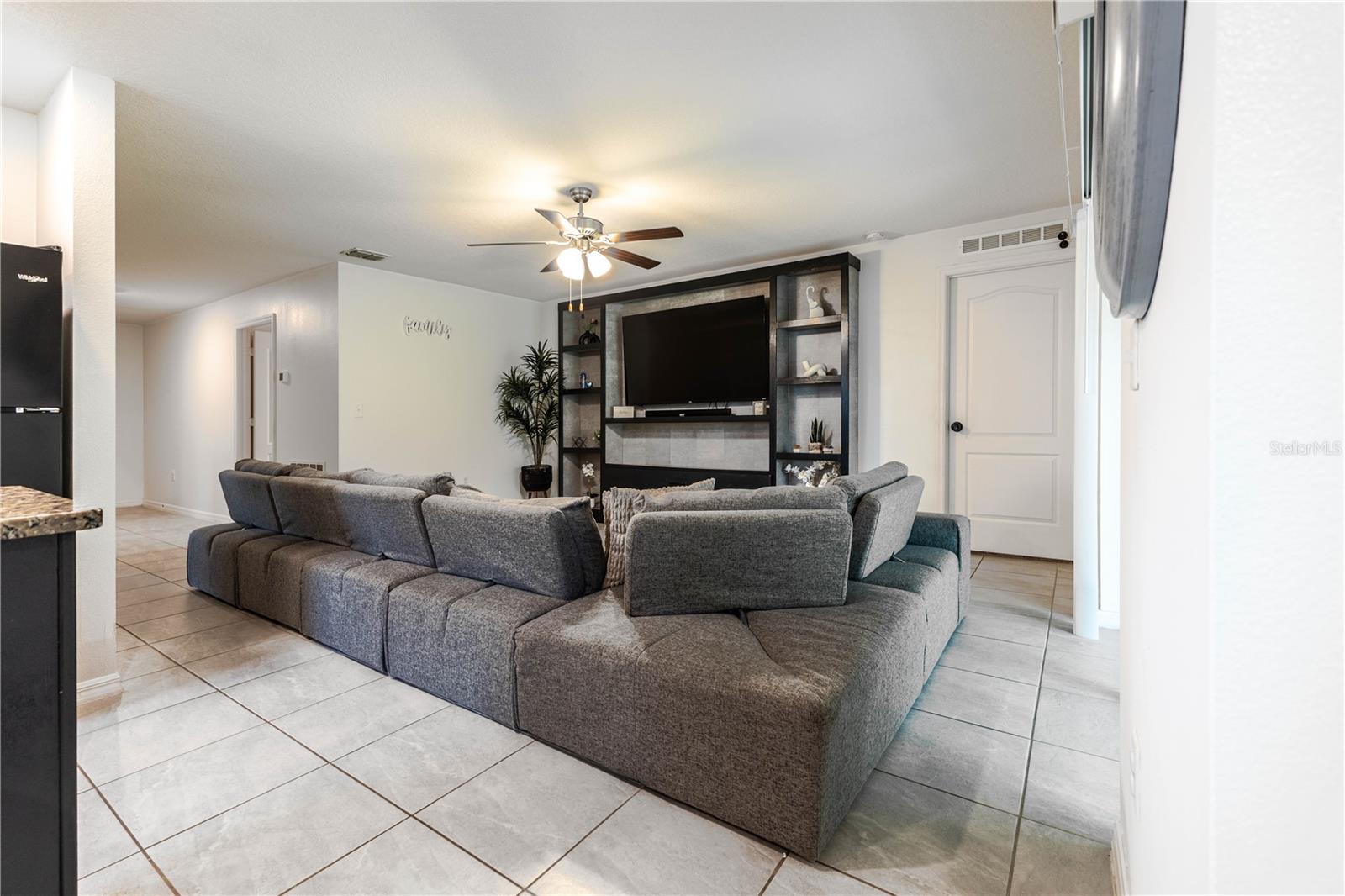 543 Nardello Dr Property Photo 4