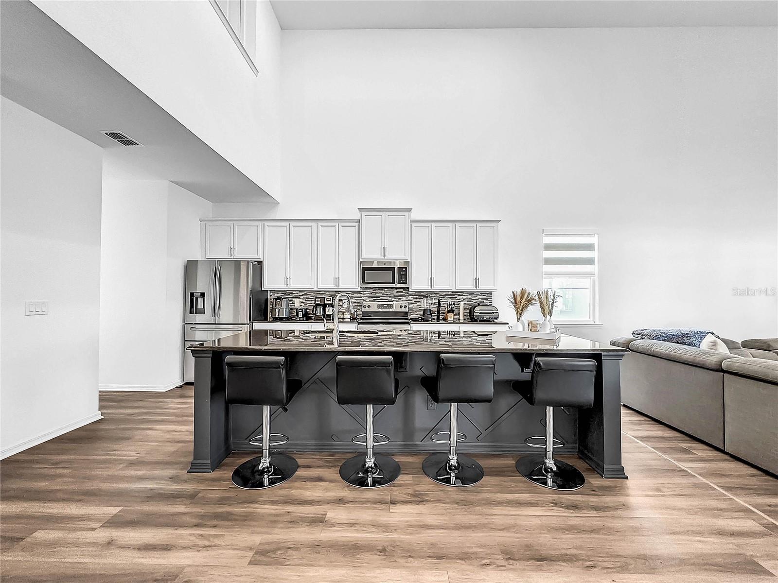1210 Lone Palm Way Property Photo 3