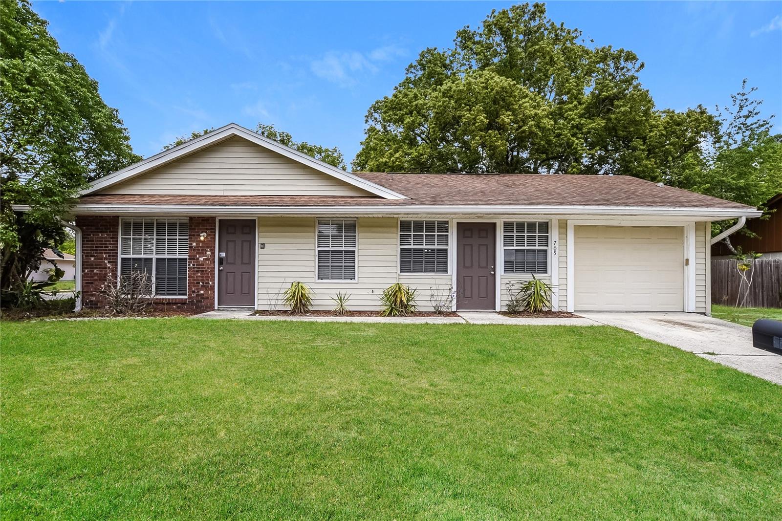 705 Woodlawn Dr Property Photo