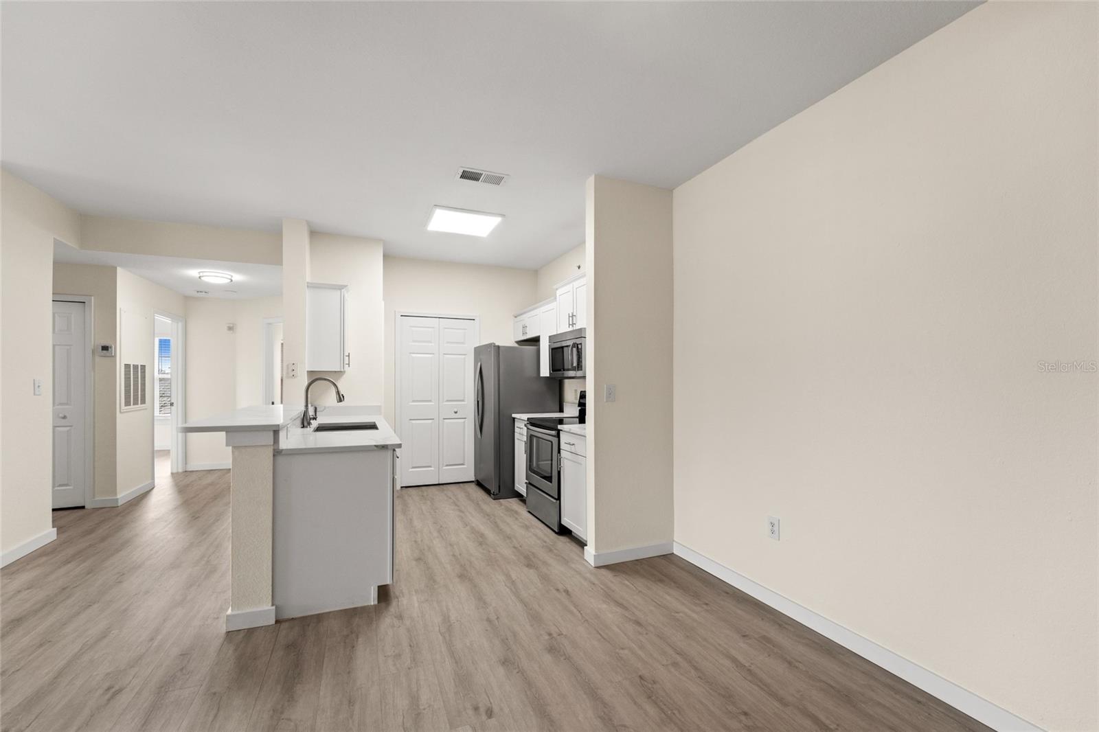 5447 Vineland Rd #1308 Property Photo 4