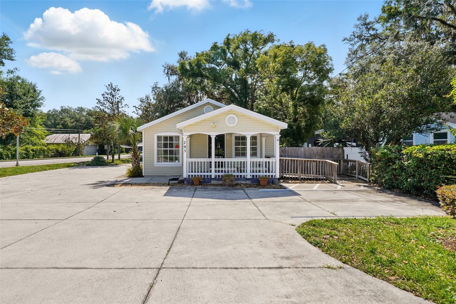 205 S Highland Ave Property Photo 1