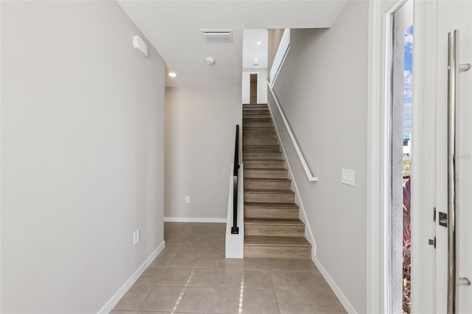 544 N Bumby Ave #5 Property Photo 2