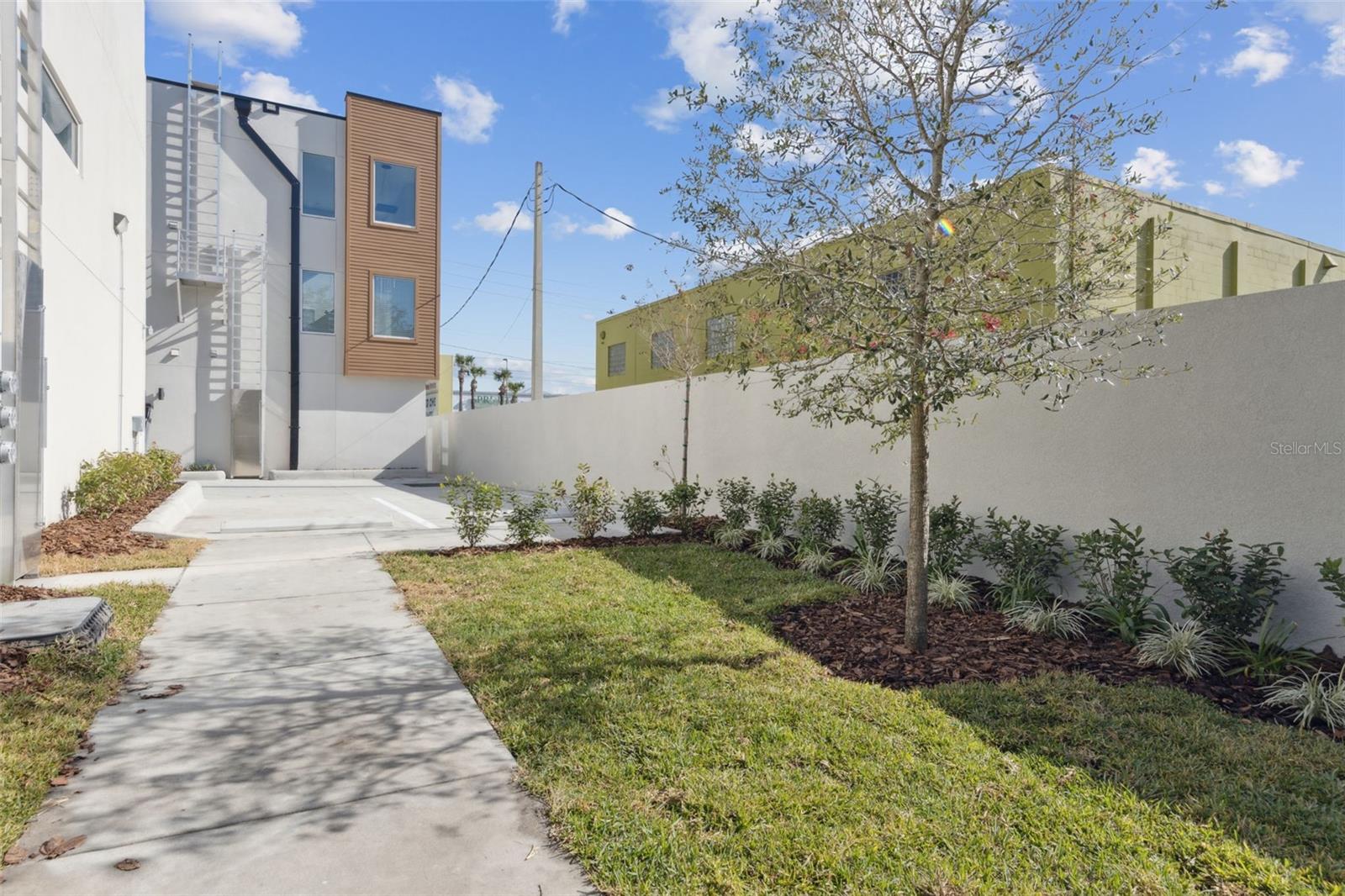 544 N Bumby Ave #5 Property Photo 19