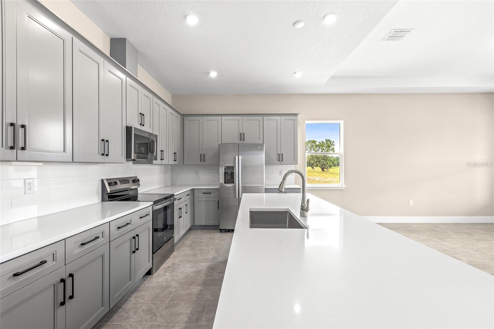 1262 Champions Dr Property Photo 16