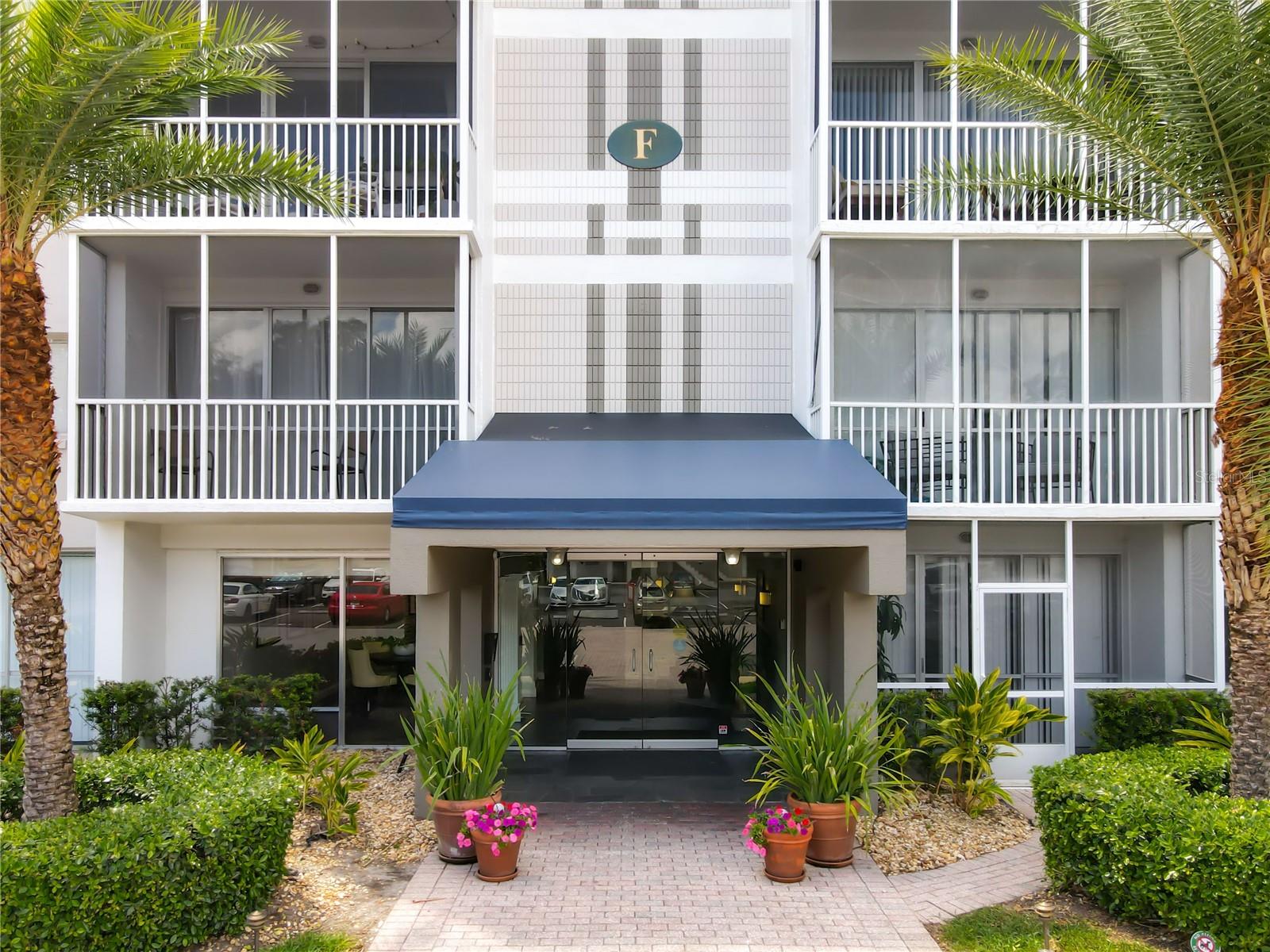 1100 DELANEY AVE #F206