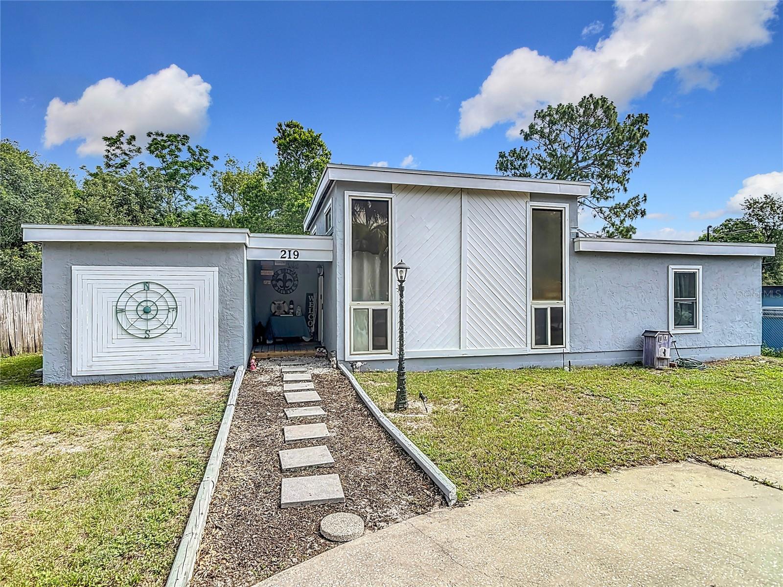 219 E Fern Dr Property Photo 1