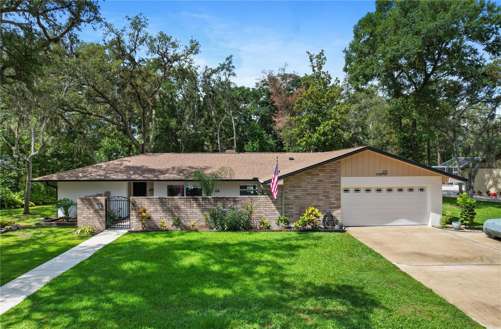 203 N Sweetwater Blvd Property Photo 1