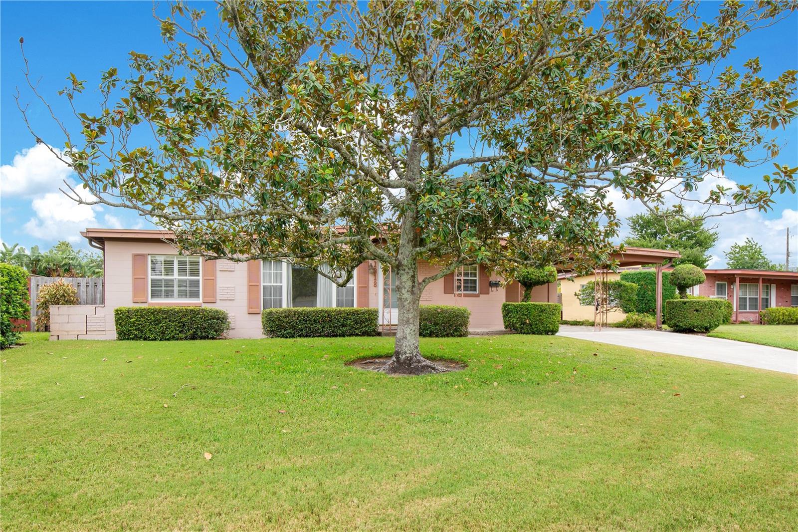 1318 Roscomare Ave Property Photo 1