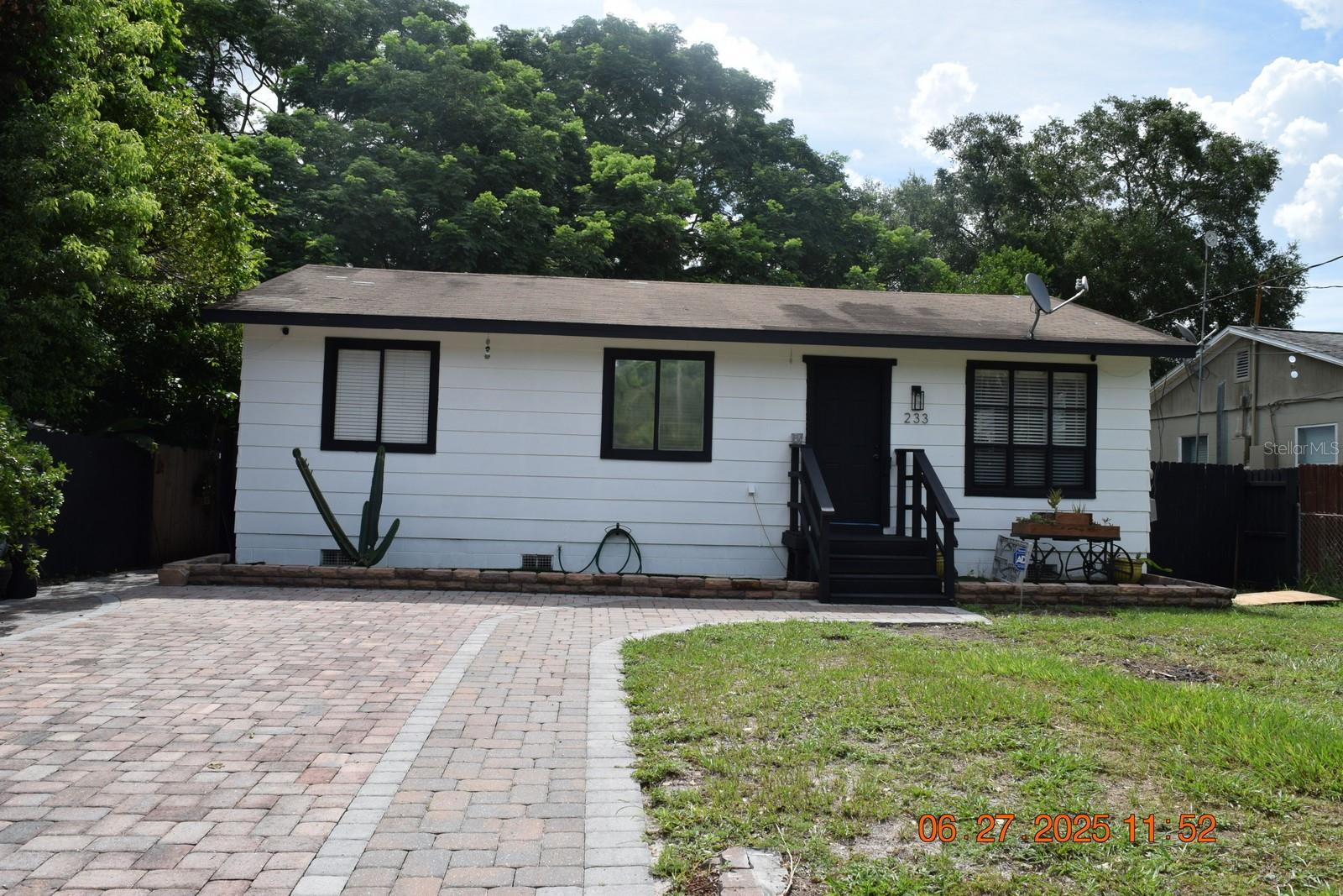 233 N HUDSON ST Property Photo 1