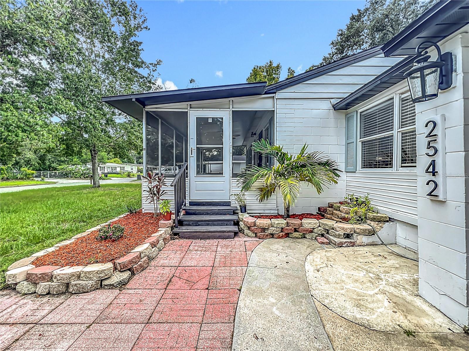 2542 S Palmetto Ave Property Photo 2
