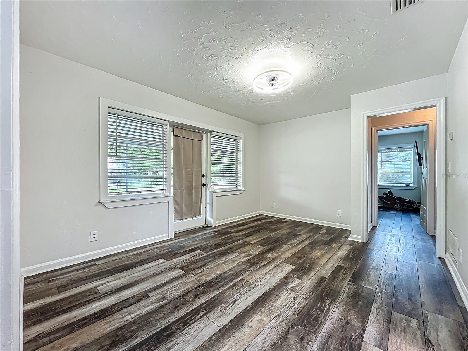 2542 S Palmetto Ave Property Photo 5