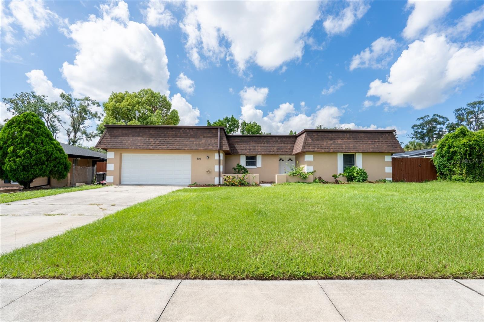 806 HIGHLAND DR