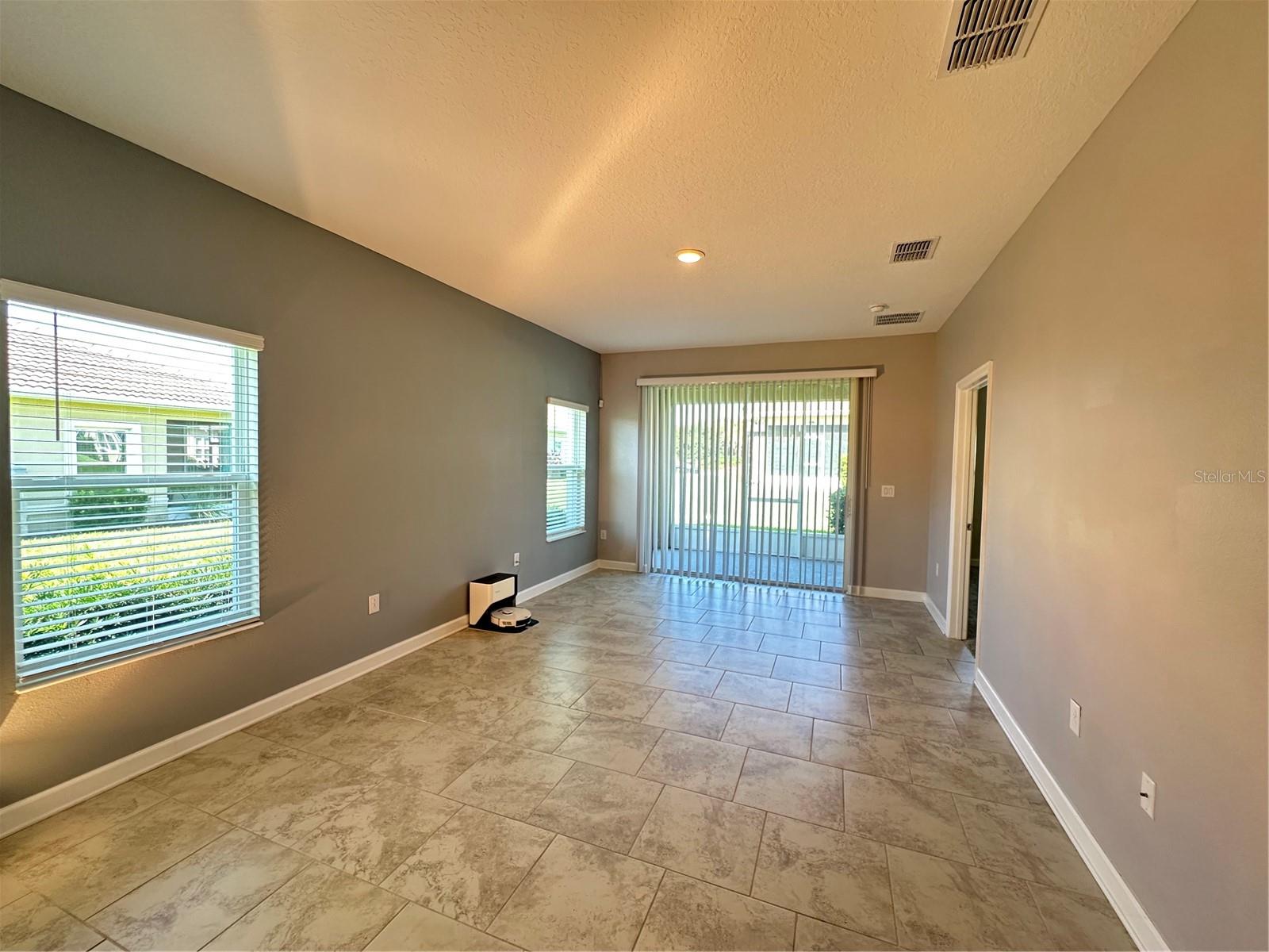 1068 Quaker Ridge Ln Property Photo 6