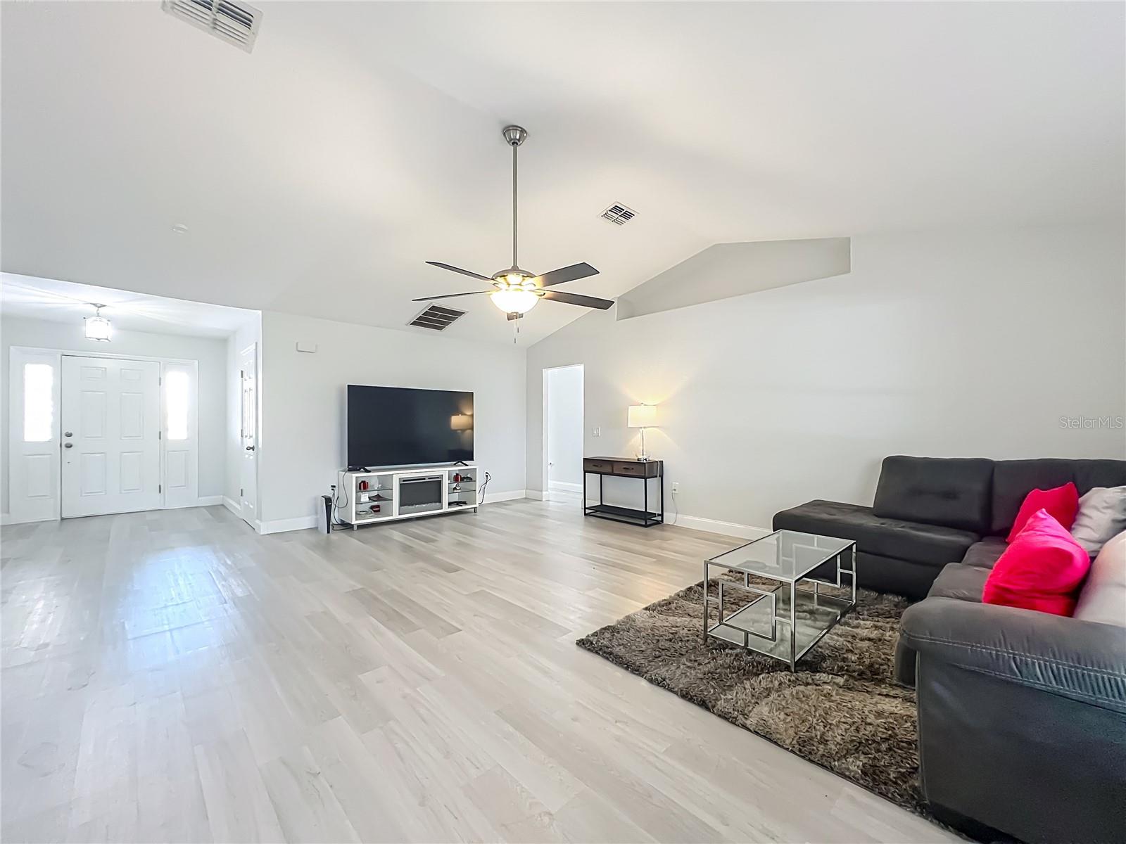 12368 Killian St Property Photo 5