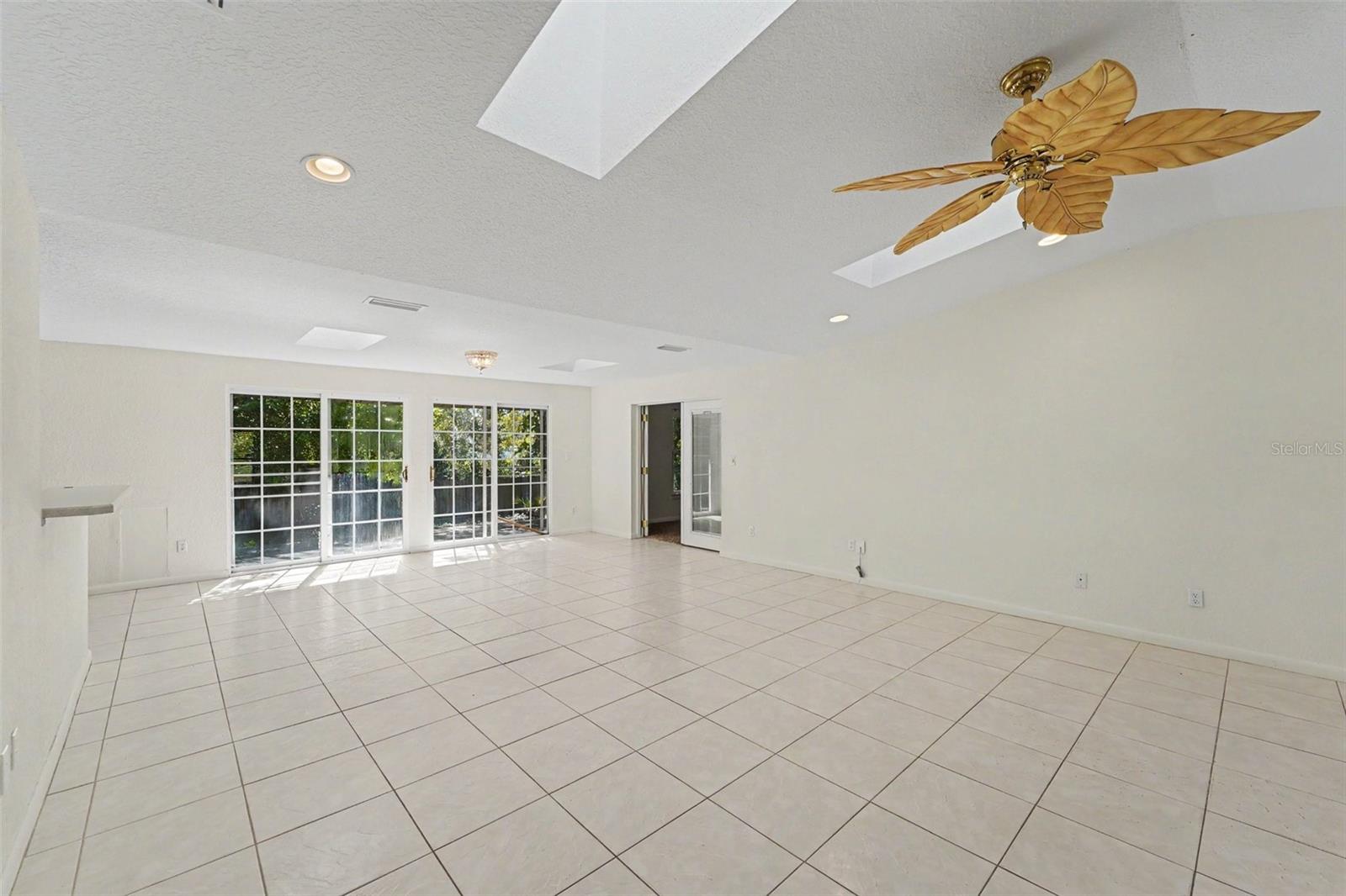 2057 Brent Pl Property Photo 6