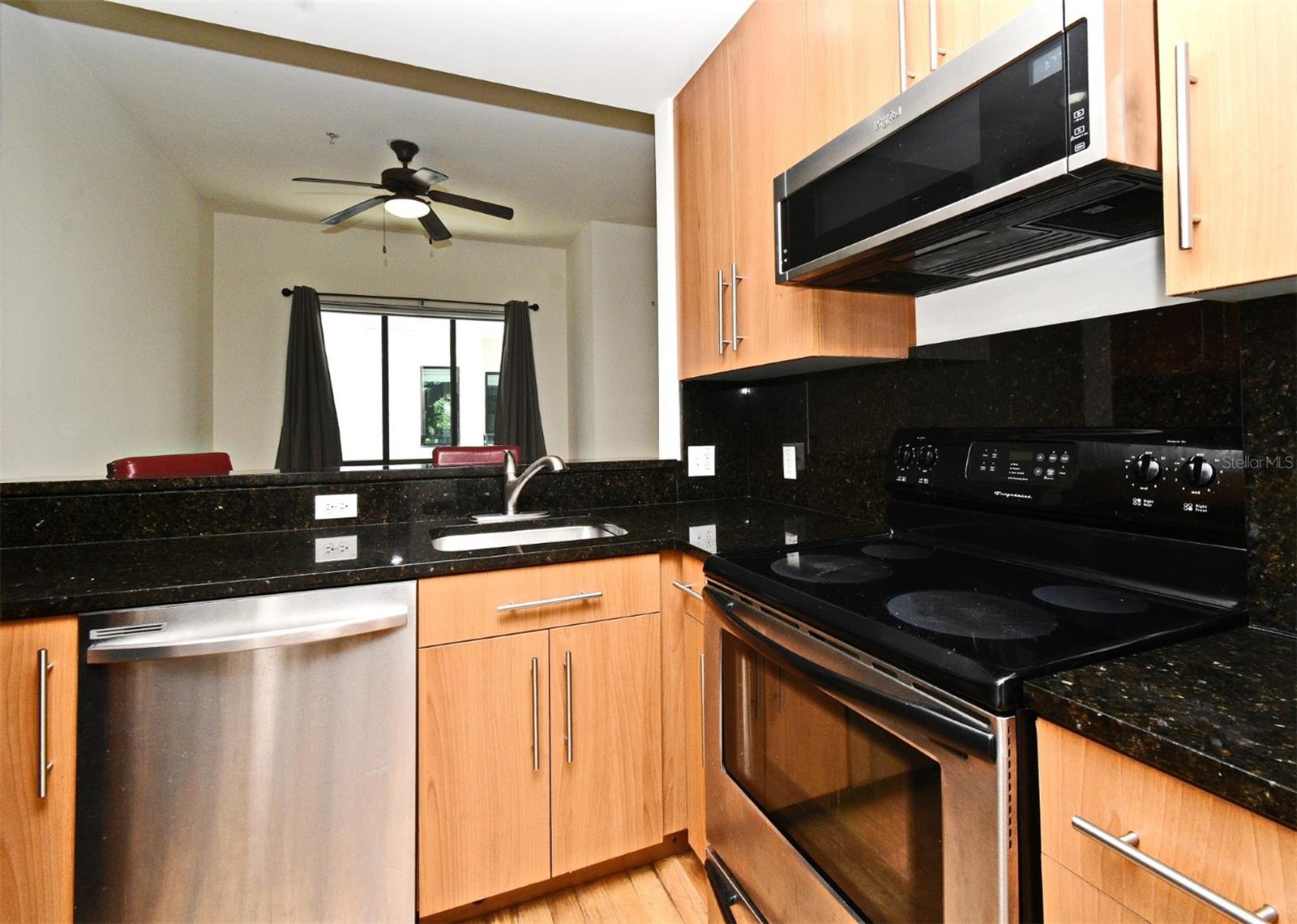 460 E Jackson St #5 Property Photo 3