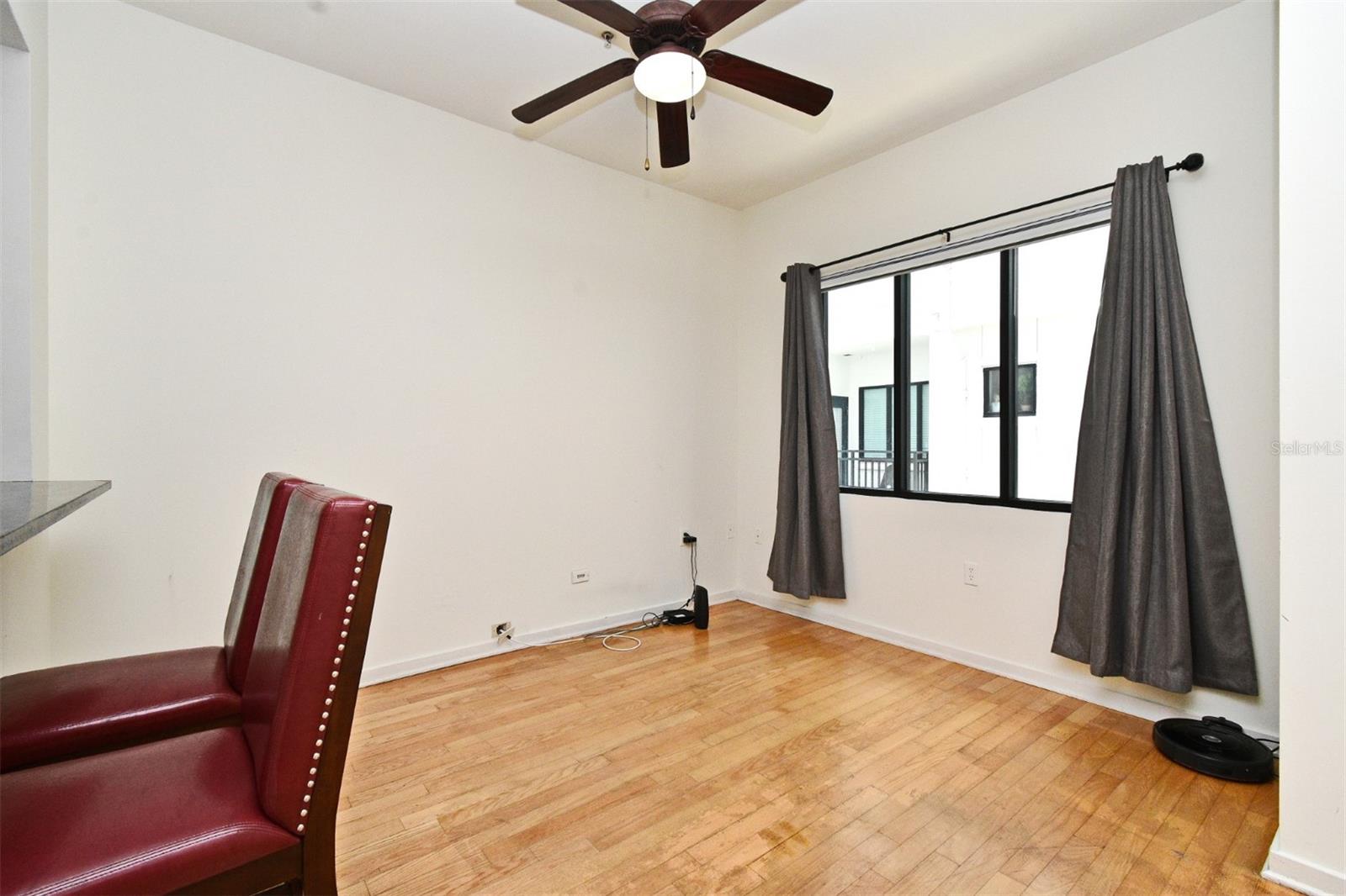 460 E Jackson St #5 Property Photo 4
