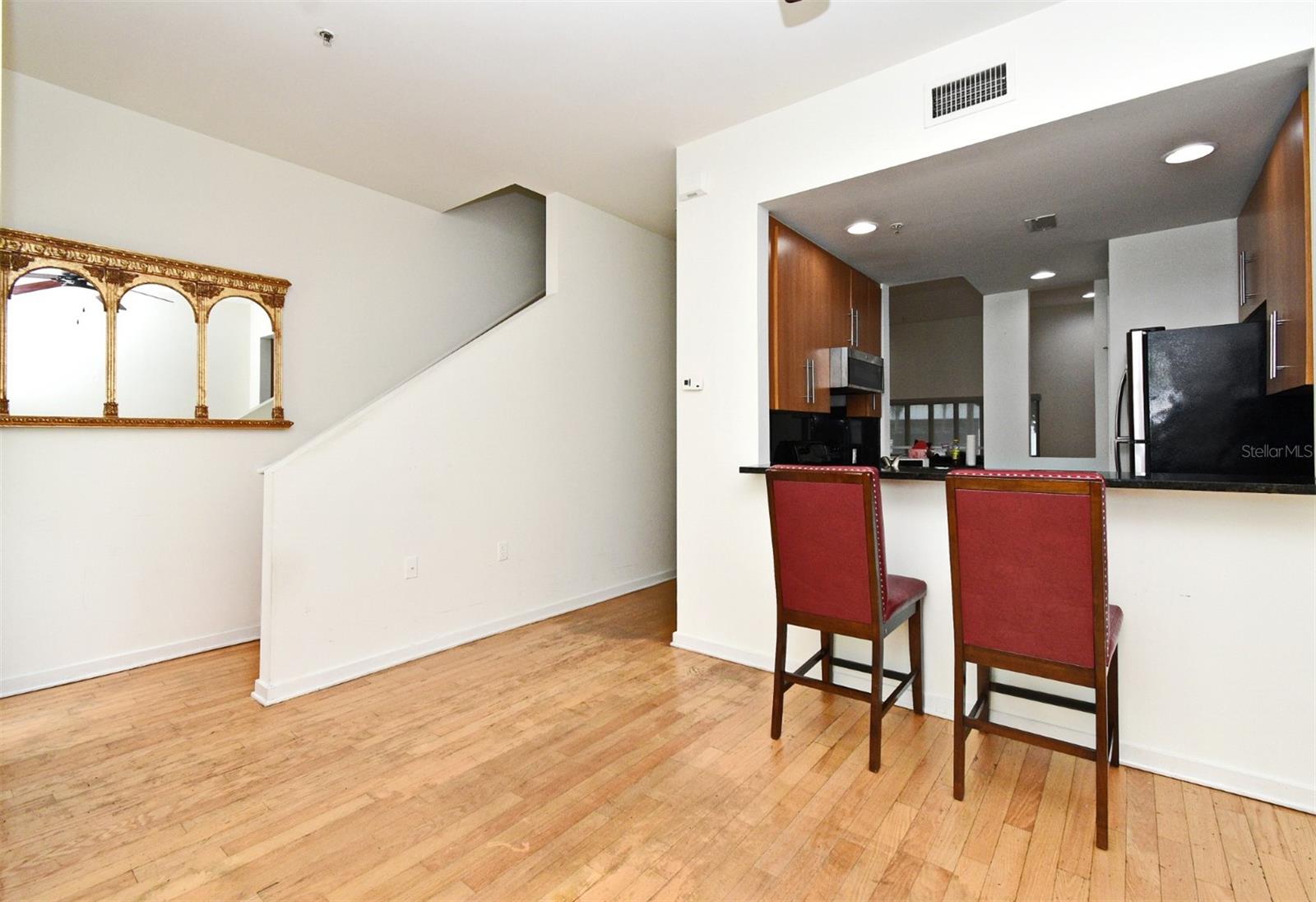 460 E Jackson St #5 Property Photo 5