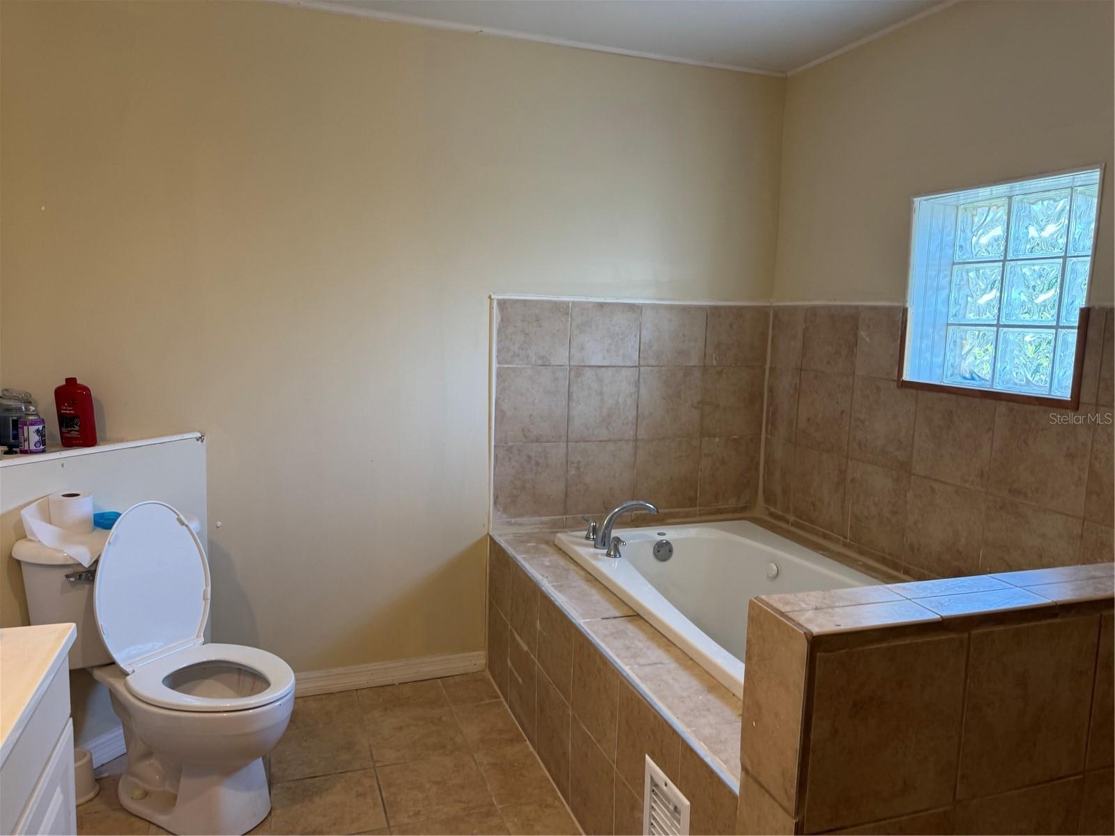 8 E Summit St Property Photo 30