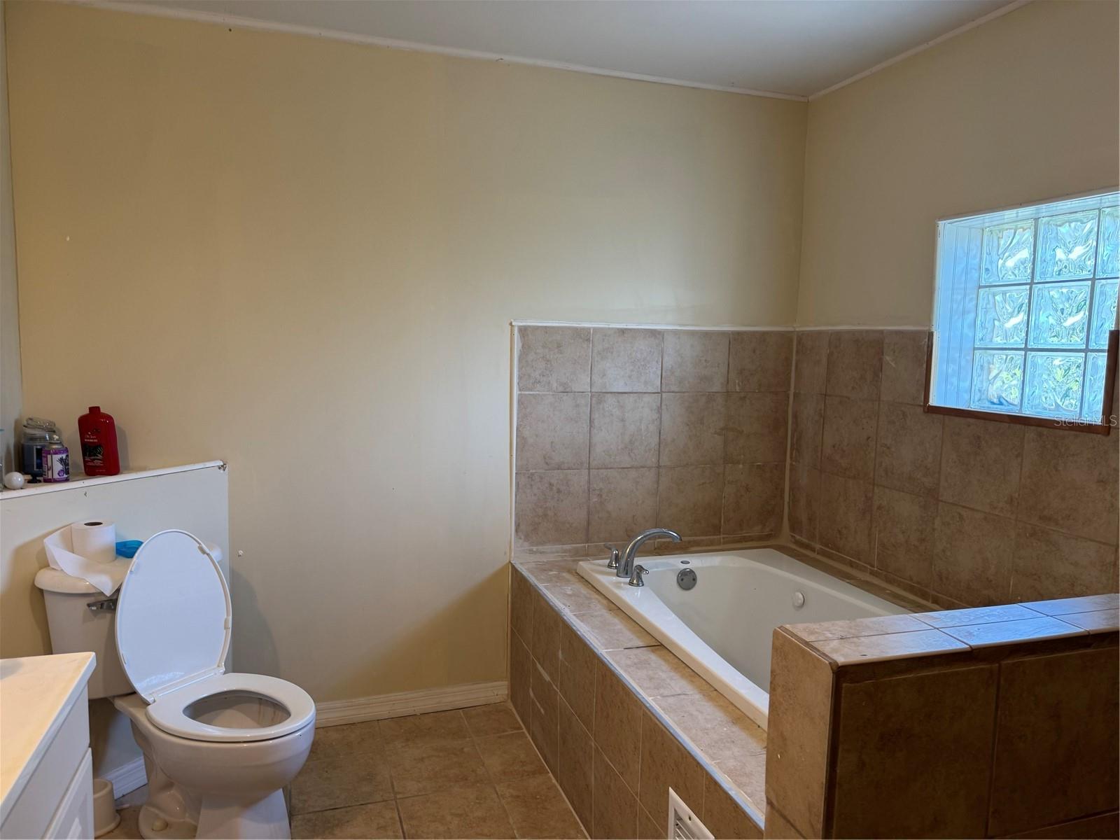8 E Summit St Property Photo 32