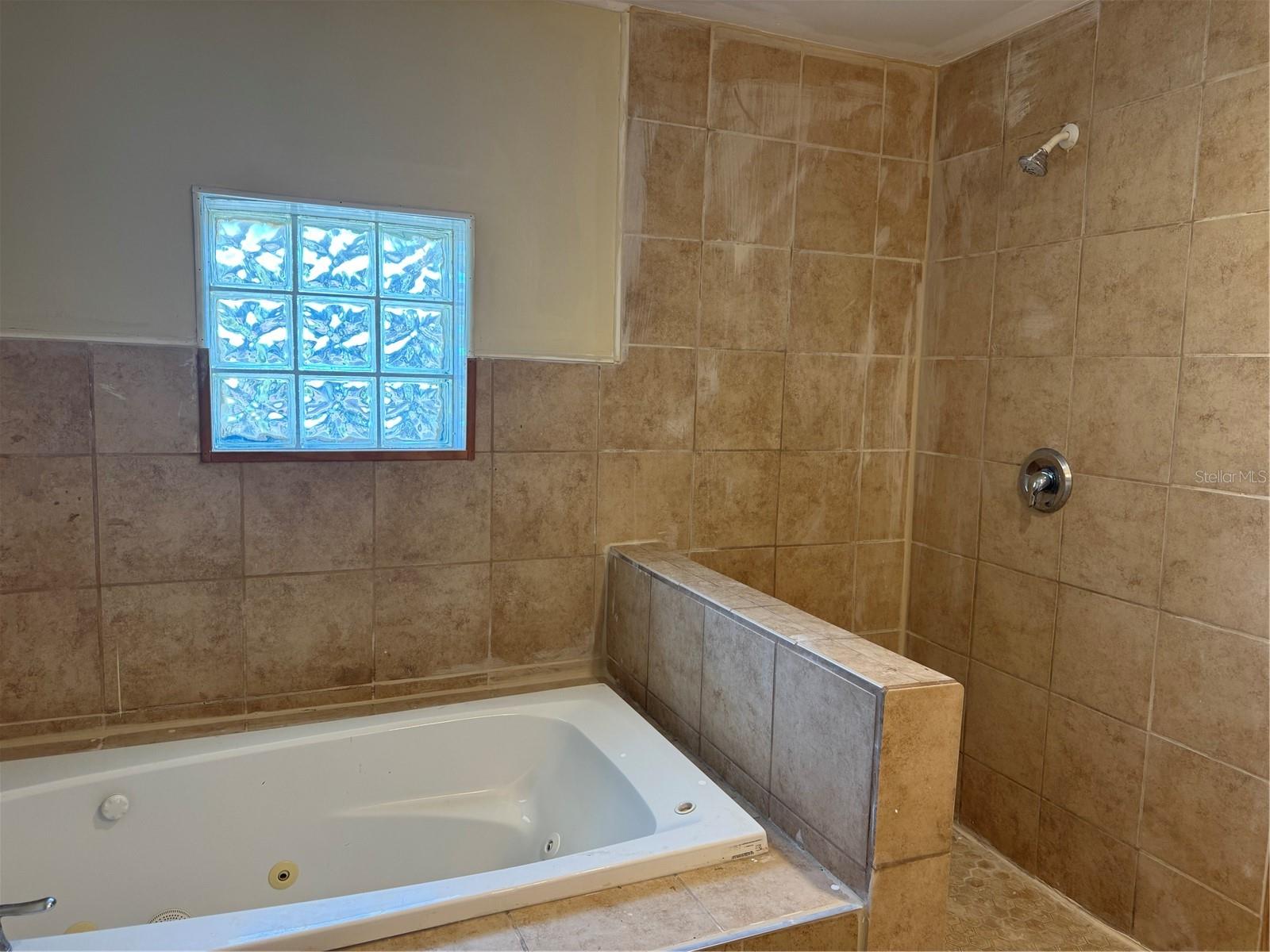 8 E Summit St Property Photo 33