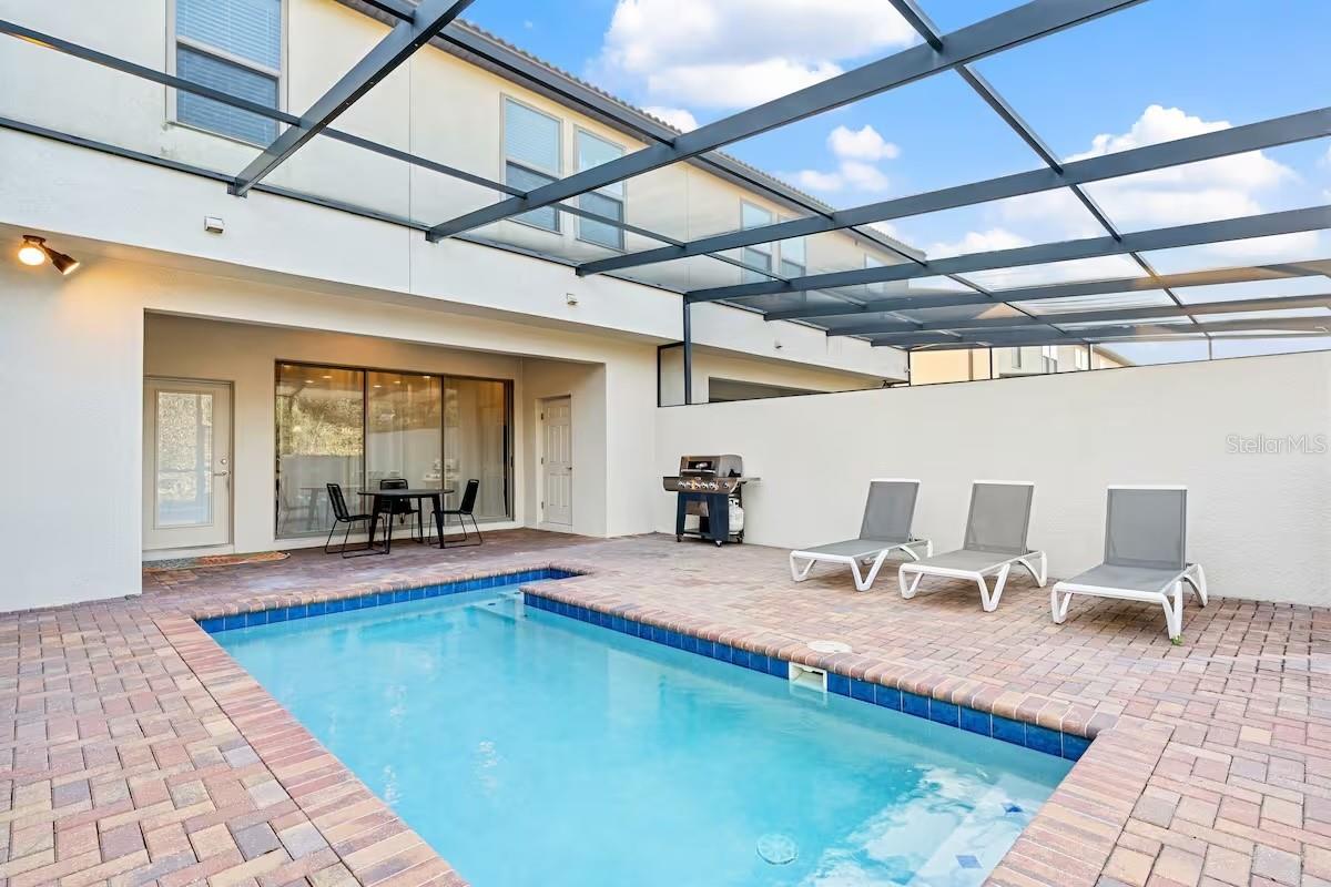 2402 Dubai St Property Photo 9