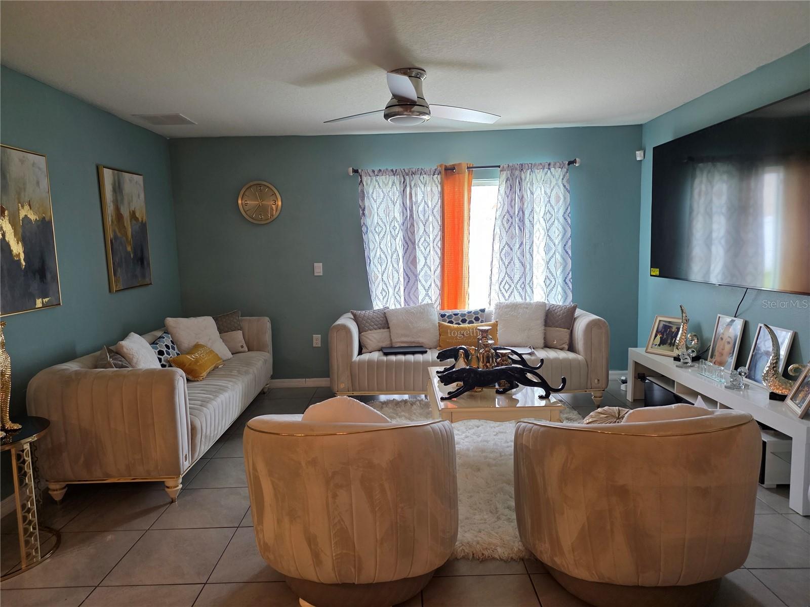 566 Sunlit Coral St Property Photo 3