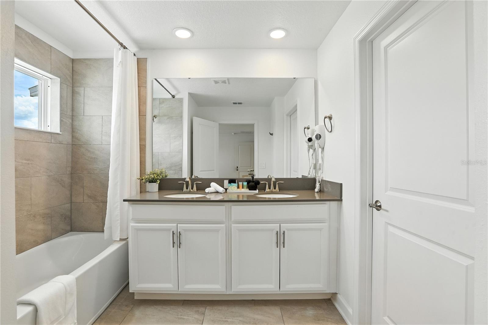 1156 Kingsbarn St Property Photo 15