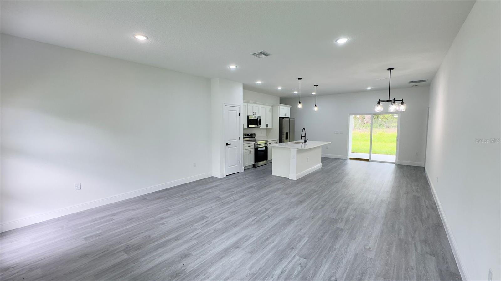 2827 W Xenox Dr Property Photo 3