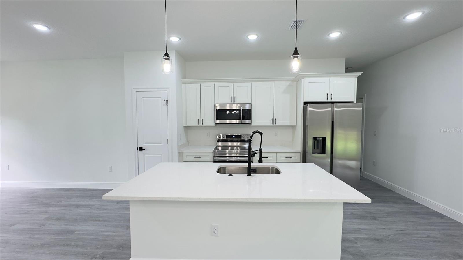 2827 W Xenox Dr Property Photo 4