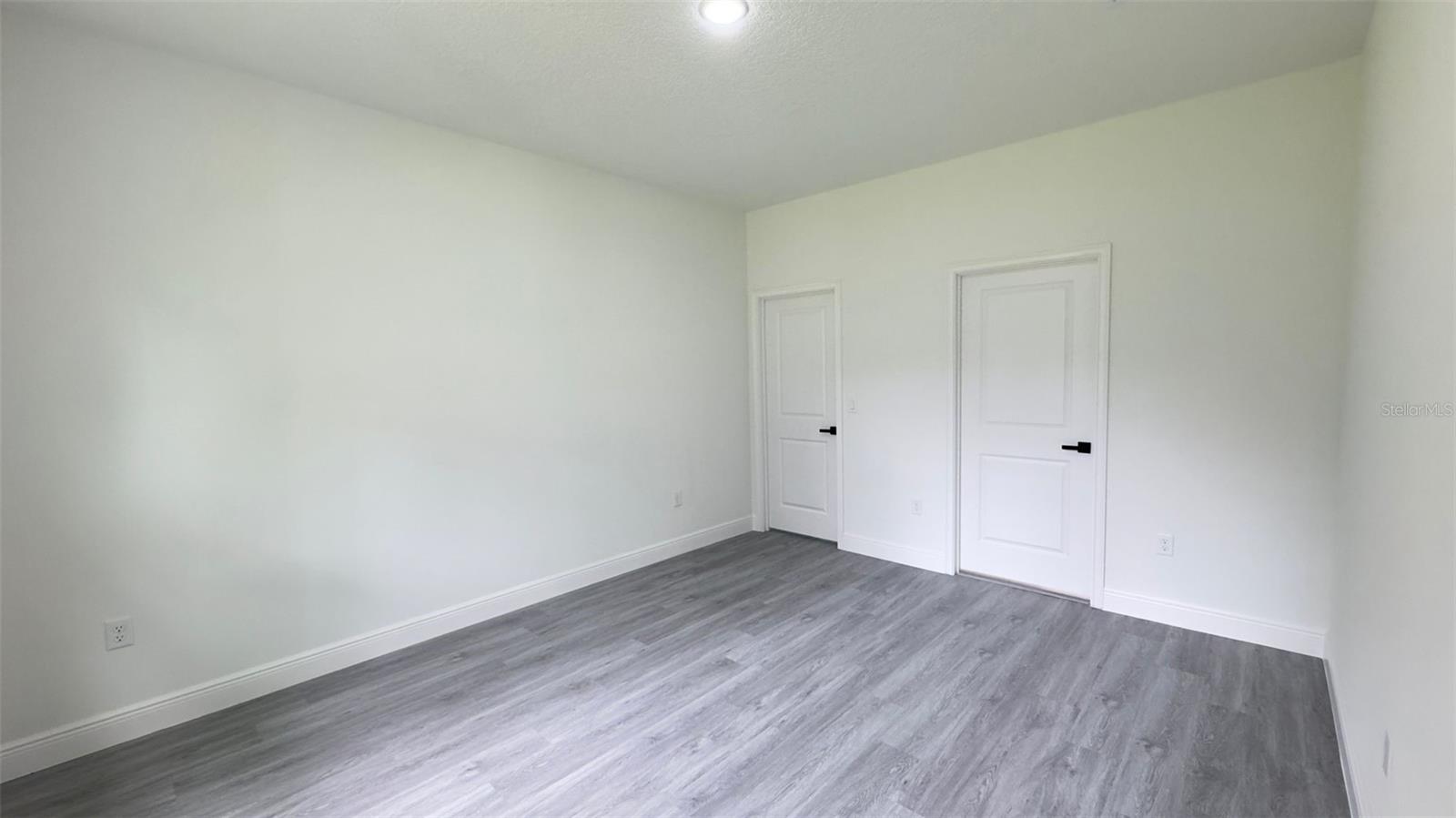 2827 W Xenox Dr Property Photo 8