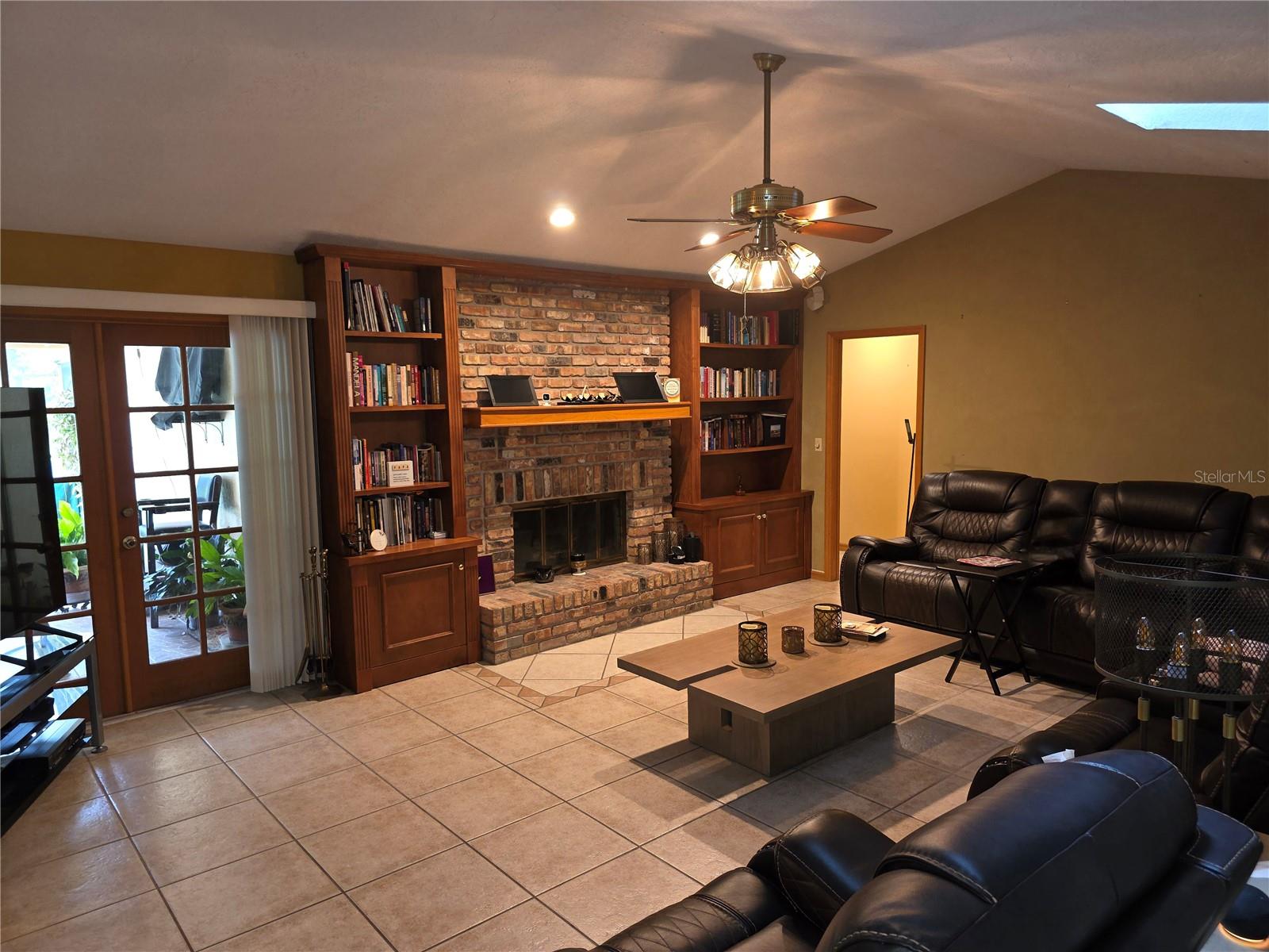2325 River Tree Cir Property Photo 7